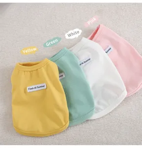 Dettaglio gilet per animali in morbido cotone colorato con quattro tonalità vivaci.
