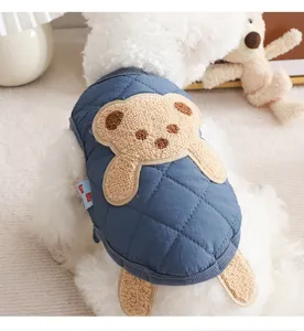 Close-up detail van het warme winterhondenvest met een schattig 3D teddybeerontwerp.