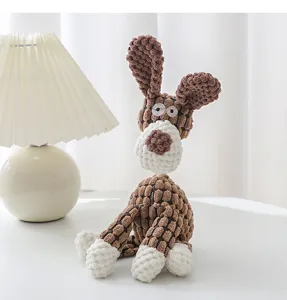 Vista ravvicinata dettagliata di un simpatico cane di peluche in ciniglia marrone e bianco.
