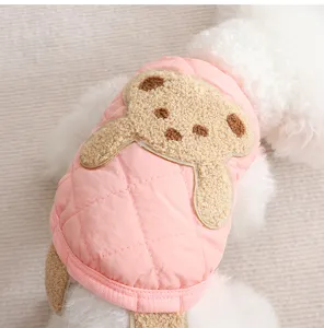 Gedetailleerd overzicht van het schattige roze gewatteerde puppyvest met pluizige teddybeer.