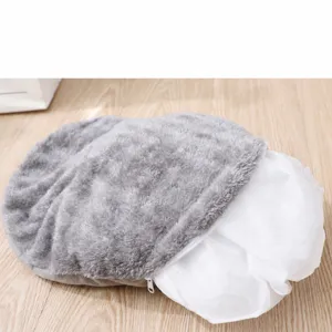 Cojín de cama para mascotas desmontable de felpa gris con forro interior blanco.
