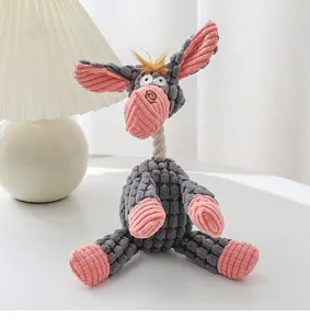 Primo piano del simpatico peluche per cani a forma di asinello, in velluto a coste e con sonaglio.