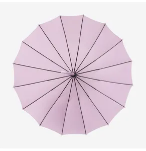 Vista dettagliata di un ombrello rosa in stile giapponese a 16 stecche con telaio robusto.