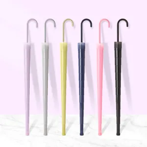 Ombrello dritto monocolore minimalista con manico lungo in set da sei per i giorni di pioggia.