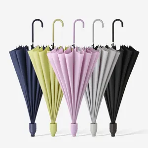Ombrello dritto a manico lungo minimalista in tinta unita con elegante manico a J.