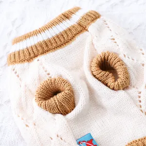 Strickpullover Detailaufnahme für Haustiere, warme Winterkleidung für kleine Hunde und Welpen.