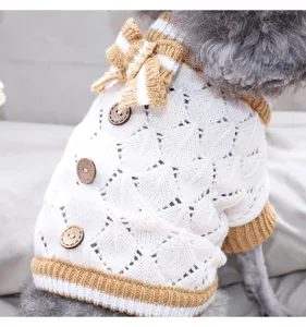 Hund gestrickter Pullover Detailansicht, süße Schleife und Holzknöpfe für Haustiere Herbst Winter.
