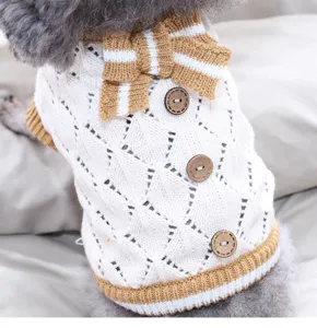 Gemütlicher Strick-Hundepullover mit Schleife und Knöpfen für kleine Hunde im Winter