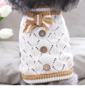 Strickhundepullover Detail mit süßer Schleife und Knöpfen, warme Winterhaustierbekleidung.