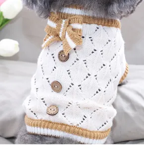 Gestrickter Haustier Pullover mit Schleife und Knöpfen, warme Winterkleidung für kleine Hunde.