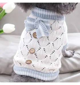 Gemütlicher Haustier-Strickpullover mit blau gestreifter Schleife für kleine Hunde.