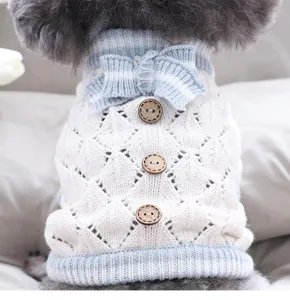 Nahaufnahme des gestrickten Haustierpullovers mit Schleife und Knöpfen für den Winter.