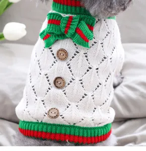 Strickpullover Detail für kleine Hunde mit niedlicher Schleife und Holzknöpfen.