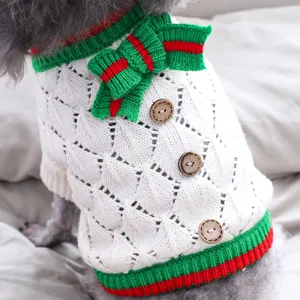 Schöner Strickpullover für kleine Hunde mit Schleife und Knöpfen, schöne Detailansicht.
