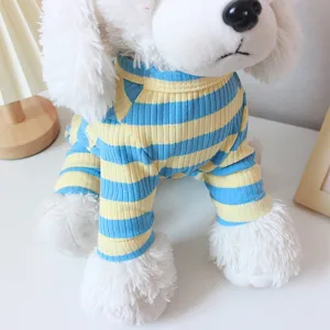 Vista detallada pijama a rayas para perro, tejido acanalado suave, ropa cómoda para perros pequeños.