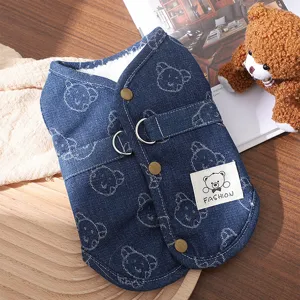 Gilet en denim chaud pour chien en hiver avec doublure polaire et anneaux.