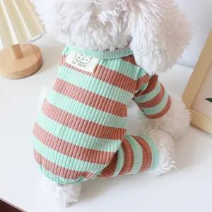 Lindo mameluco a rayas de cuatro patas para perros pequeños, ropa cómoda y transpirable.