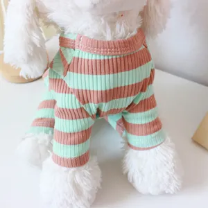 Detalle de pijama a rayas de cuatro patas para mascotas, tejido acanalado suave, cómodo.