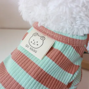 Primer plano del cuello de ropa a rayas para mascotas con etiqueta de osito para perros pequeños.