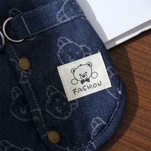 Gilet en denim pour chien vêtement chaud hiver petits animaux motif d'ours vue de détail.