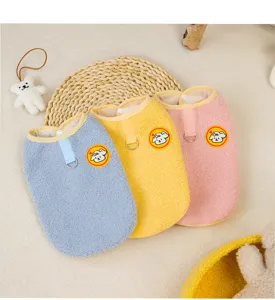 Thickened fleece dog clothes for autumn and winter, warm pet two-legged apparel with traction ring.