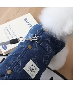 Vue détaillée d'un gilet en jean chaud pour chien avec anneau de laisse et motif d'ours mignon.