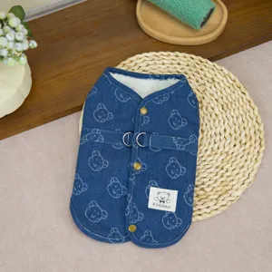 Gilet pour chien en jean doublé de polaire chaude avec joli motif ours et anneau de laisse.