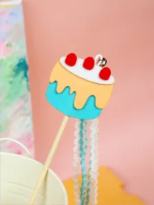 Lindo bastón teaser para gatos en forma de pastel con campana y cintas, juguete interactivo.