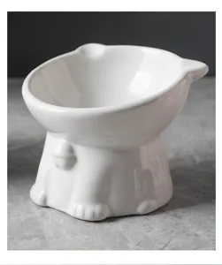 Vue détaillée du bol pour chat en céramique blanche surélevée avec surface lisse et jolies oreilles.