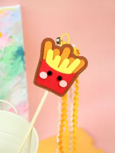 Detalle de juguete para gatos con forma de patatas fritas de fieltro, palo de madera y cintas.