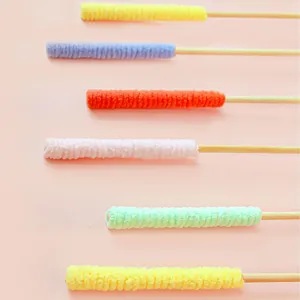 Detalle en primer plano de recambios coloridos y esponjosos, textura suave, accesorio para mascotas.