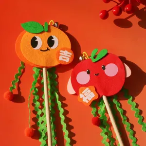 Lindo bastón teaser para gatos con fruta de dibujos animados, campana y fieltro para el juego diario.