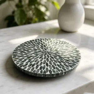 Handgemachte runde grüne Mosaik Tischset Detailansicht, dekoratives Tablett und Untersetzer.
