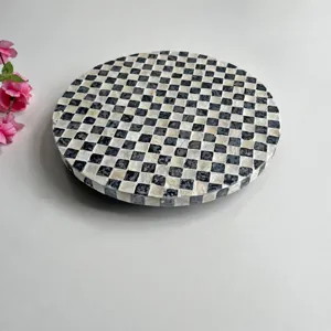 Handgemachte runde Muschel-Mosaik Tischset mit Schachbrettmuster, elegante Tablettdeko