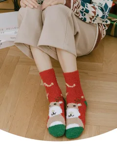 Vue détaillée de chaussettes de Noël en polaire corail épaisse avec renne mignon pour femmes.