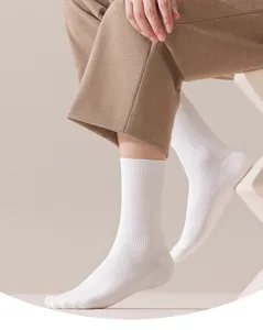 Herren reine Baumwoll Rippen Socken Detailansicht, weisse bequeme atmungsaktive Freizeitsocken.