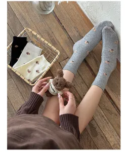 Calzini in cotone con grazioso orsetto per donna, comodi e morbidi per la stagione.
