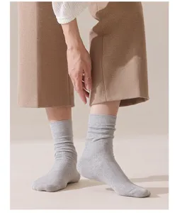 Nahaufnahme von hellgrauen Herren Rippstrick Socken mit weicher Baumwollstruktur und Passform.
