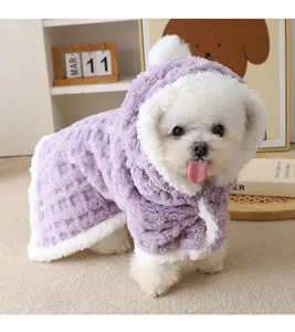 Accogliente mantello in pile viola per animali, caldo abbigliamento invernale per cani piccoli.