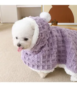 Simpatica mantellina per cani in pile viola, felpa calda con cappuccio per animali d'inverno.