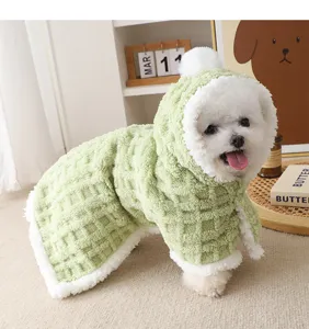 Dettaglio mantello per animali in peluche verde, cappuccio morbido e design caldo invernale.