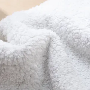 Primo piano coperta in pile morbido per animali, materiale invernale caldo bianco.