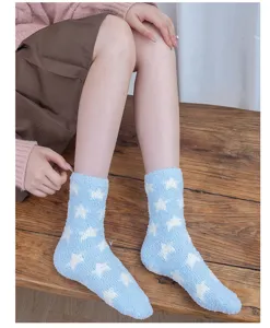 Detalle de calcetines de dormir suaves y esponjosos, diseño de estrellas de felpa.