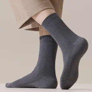 Herren Mittelsocken aus Baumwolle in Dunkelgrau mit feinen Streifen, atmungsaktiv und bequem.
