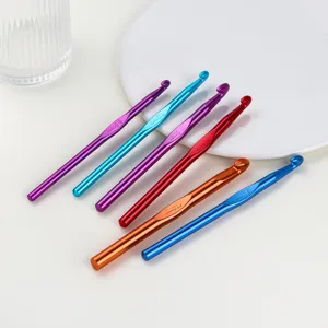 Bunte Aluminium Einzelhäkelnadeln Set, verschiedene Größen für DIY Strickarbeiten.