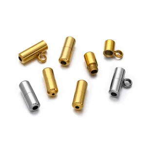 Gros plan détails de fermoirs à vis cylindriques en acier inoxydable or et argent pour les bijoux.