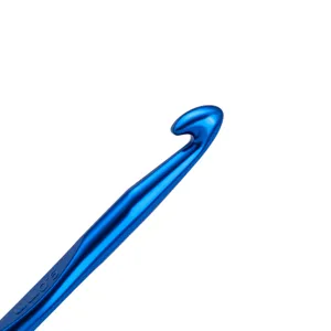 Nahaufnahme der blauen 9.0mm Aluminium Häkelnadel Spitze für präzise Handarbeiten.