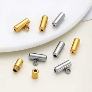 Gros plan sur les fermoirs a vis cylindriques en acier inoxydable pour bijoux DIY.