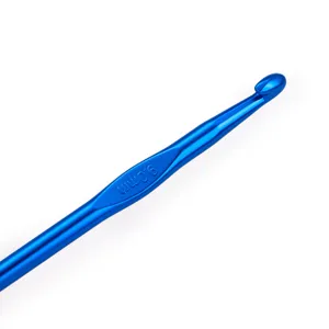 Nahaufnahme einer blauen 9,0 mm Aluminium-Häkelnadel mit präziser Hakenform und geprägter Größe.