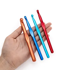 Aluminium Häkelnadel Detailansicht mit bunten Größen für DIY Strick und Handarbeitsprojekte.